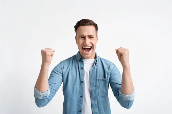 Homem grita alegremente, celebrando o sucesso, espaço livre — Fotografia de Stock