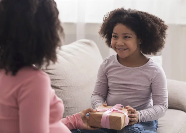 Lilla afro dotter ger gåva mamma, hälsning med mors dag — Stockfoto