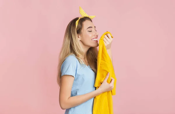 Забавная домохозяйка, пахнущая чистой футболкой, свободное место — стоковое фото