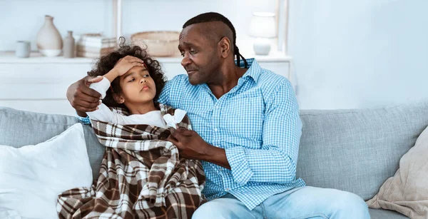 Risco de vírus. Menina afro-americana com febre alta e seu avô perturbado em casa, espaço em branco. Panorama — Fotografia de Stock