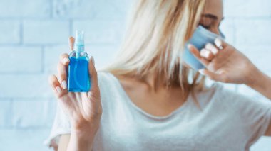 Salgını durdurun. Evde kal ve el dezenfeksiyonu yap