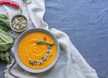 Seramik tabakta taze pişmiş balkabağı çorbası manzarası