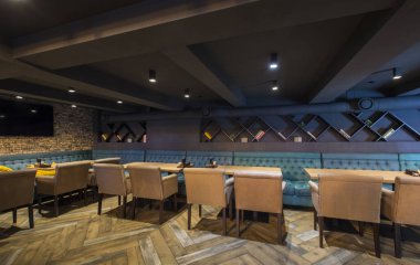 Tuğla duvarlı, tavan arası tarzında modern bir restoran.