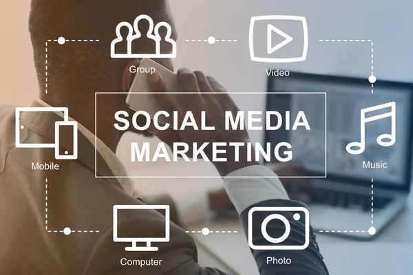 Jovem blogueiro com celular e laptop se comunicando com seguidores on-line, colagem com ícones de marketing de mídia social — Fotografia de Stock