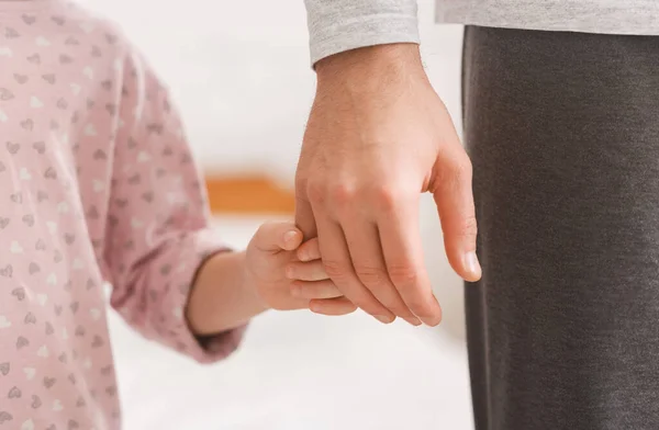 Primo piano della figlia che tiene il dito del padre — Foto Stock