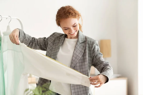 Dressmaker Medición de la nueva colección de ropa en Showroom — Foto de Stock