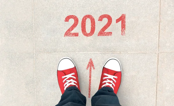 Vorwärts ins neue Jahr. Person bereit zum Schritt ins Jahr 2021, Collage — Stockfoto