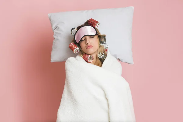 Hausfrau in Lockenwickler und Maske, schläft mit Decke und Kissen — Stockfoto