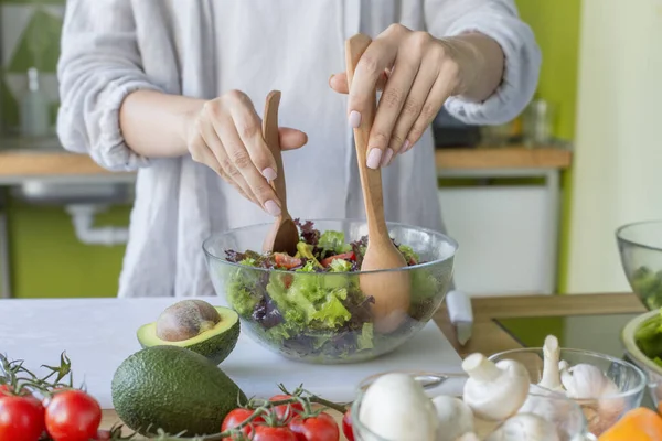 Femme sur une alimentation saine de légumes verts biologiques faire de la salade — Photo