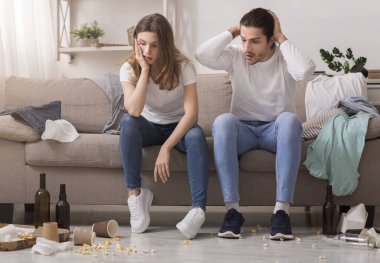 Milenyum Çifti Partiden Sonra Dağınık Bir Odada Uyandı