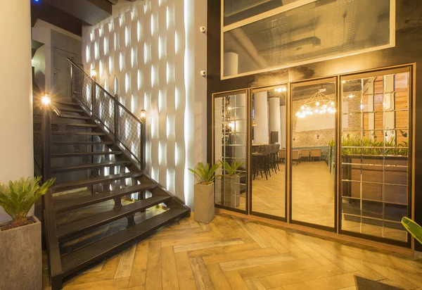 Loft stylu sali luksusowej restauracji ze schodami do drugiego piętra — Zdjęcie stockowe
