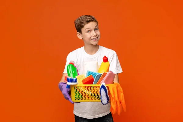 Tonårspojken håller uppsättning rengöringsmedel — Stockfoto