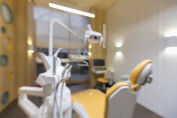 Vista turva da sala de odontologia infantil com equipamento profissional — Fotografia de Stock
