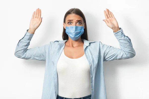 Vrouw in het Masker Handen heffen Breaking Self-Quarantine Rules, Witte achtergrond — Stockfoto