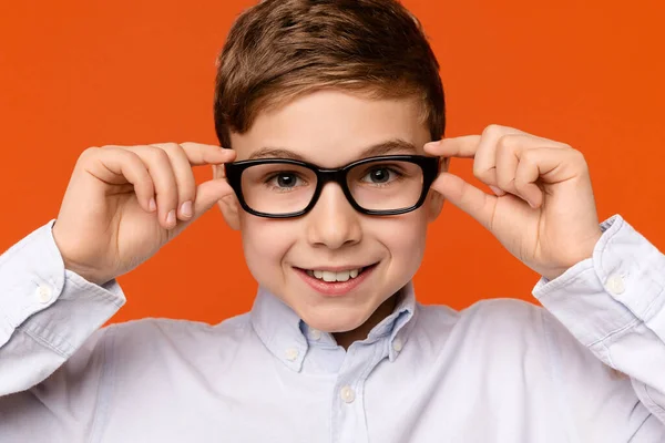 Porträtt av söt skolpojke i glasögon — Stockfoto