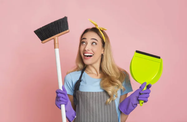 Grappig blond is verloofd huis schoonmaken met bezem — Stockfoto