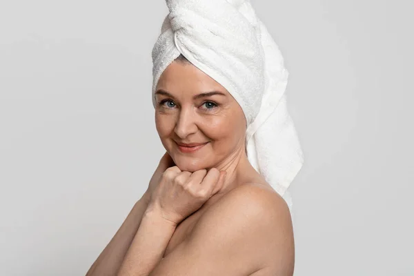 Портрет привабливої оголеної жінки середнього віку з рушником на голові — стокове фото