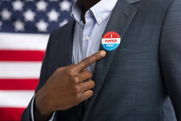 Afroamerikansk borger som viser med fingeren på inskripsjonen jeg stemte i dag – stockfoto