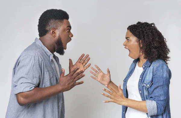 Pareja discutiendo. Enojado negro hombre y mujer gritando el uno al otro —  Fotos de Stock