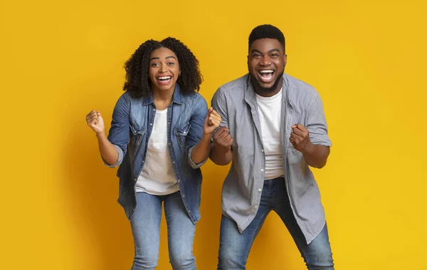 Euphoric Black Couple Cheering With Clenched Fists And Yelling With Excitement — Stock Photo, Image