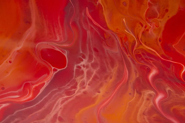 Flytande röd marmor släta fläckar färg bakgrund — Stockfoto