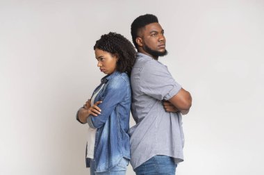 Sırt sırta verip birbirlerini görmezden gelen siyah çifte saldırdılar.