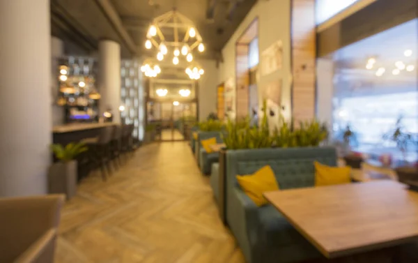 Zamazane nowoczesne wnętrza restauracji lub kawiarni. Wnętrze miejsca publicznego — Zdjęcie stockowe