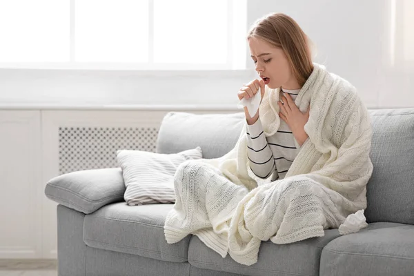 生病的年轻女人在家里咳嗽，空荡荡的 — 图库照片