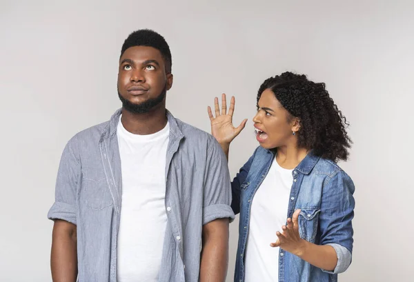 Boos zwart meisje schreeuwen tegen haar geïrriteerde vriend, schreeuwen met woede — Stockfoto