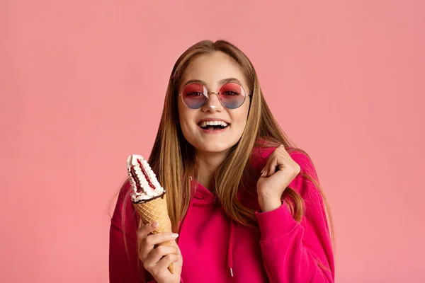 Adolescente com sorvete em suas mãos — Fotografia de Stock