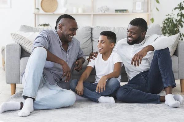 Famiglia maschile. Nonno, Padre e Figlio che riposano sul pavimento di casa — Foto Stock