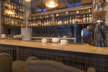 Boş ahşap tezgah, çay seti, bar veya kafeterya