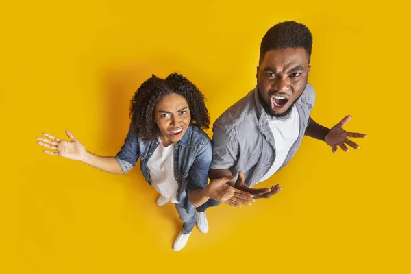 Top View Of Angry Black Couple Emotioneel reageren op iets — Stockfoto