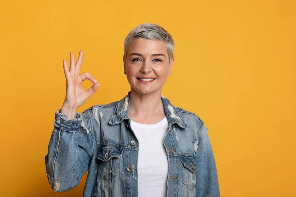 Everything is OK. Happy middle-aged woman gesturing okay sign and smiling — Stock Photo, Image