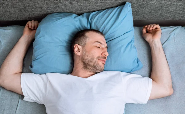 Reif mann schlafen liegend im bett im schlafzimmer, top ansicht — Stockfoto