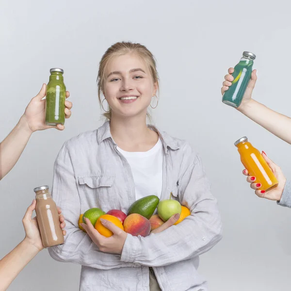 Diyet, kilo verme. Mutlu sağlıklı kız taze vitaminler tutuyor. — Stok fotoğraf