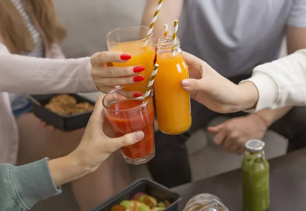Be healthy with your friends and drink fresh vitamin cocktails — Stock Photo, Image