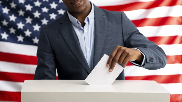 유권자는 투표를 실시 한다. 배경에 미국 국기 — 스톡 사진