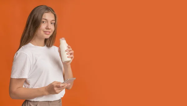 Mulher usando aplicativo para controlar o peso e beber desintoxicação — Fotografia de Stock