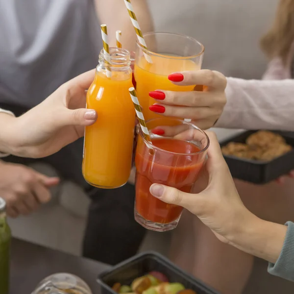 Teens clink glasses with detox cocktails to boost immunity — Stock Photo, Image