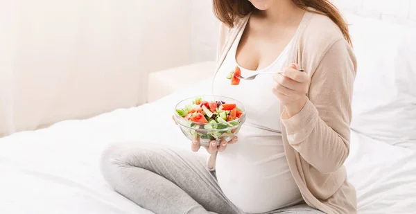 Mujer embarazada comiendo ensalada con verduras frescas — Foto de Stock