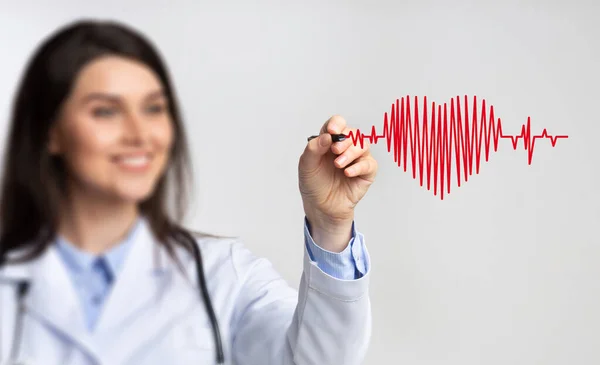 Female Doctor Using Stylus Drawing Heart Rate On Invisible Screen — Stock Photo, Image