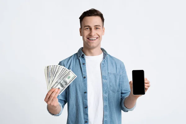 Άντρας που κρατά χρήματα και smartphone στα χέρια — Φωτογραφία Αρχείου