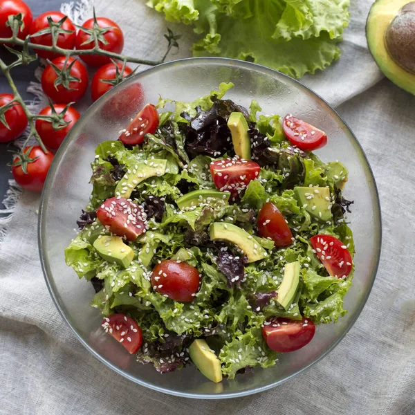 Вид сверху на вкусный свежий салат из овощей, будь здоров — стоковое фото