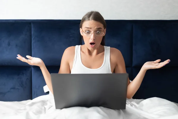 Meisje hebben verbinding probleem werken op laptop zitten in bed — Stockfoto