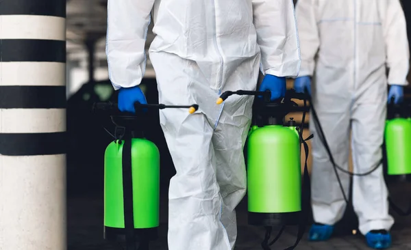 Personas irreconocibles en colchonetas protectoras con aerosol — Foto de Stock