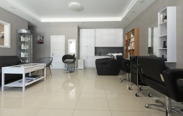 Interior del salón de belleza con lugar de trabajo y sillón para lavar el cabello — Foto de Stock