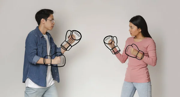 Zła para z narysowanymi rękawiczkami bokserskimi stojąca przeciwko sobie — Zdjęcie stockowe