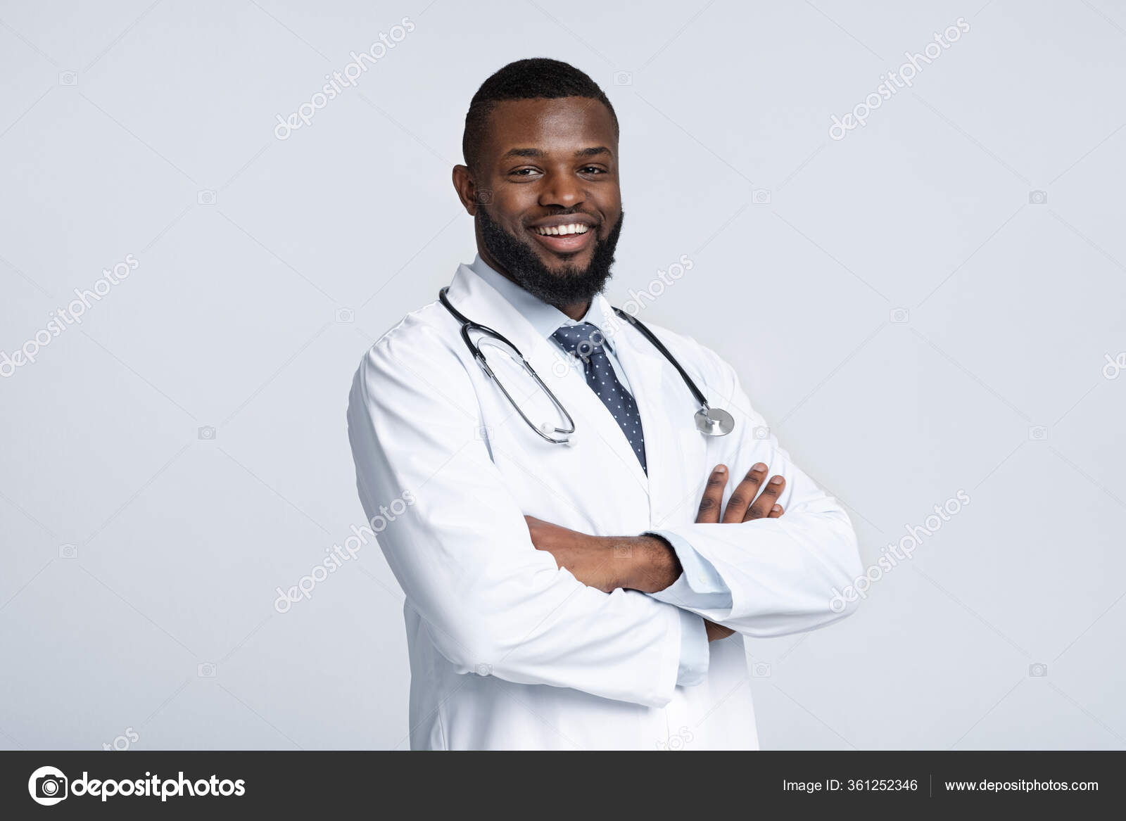 확신에 찬 흑인 의사 화이트 스튜디오 배경 위에 포즈를 취하다 — 스톡 사진 © Milkos #361252346, image size:1600x1167