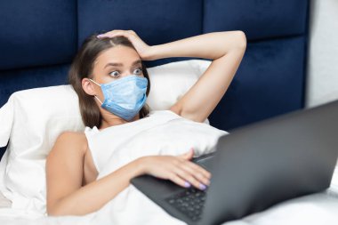 Evde Koruyucu Maske Giyen Şok Olan Kadın